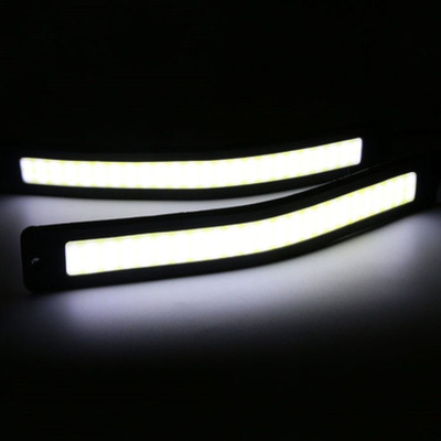 車のヘッドライトによって導かれる管ストリップの穂軸12Vを運転する昼間のDrl